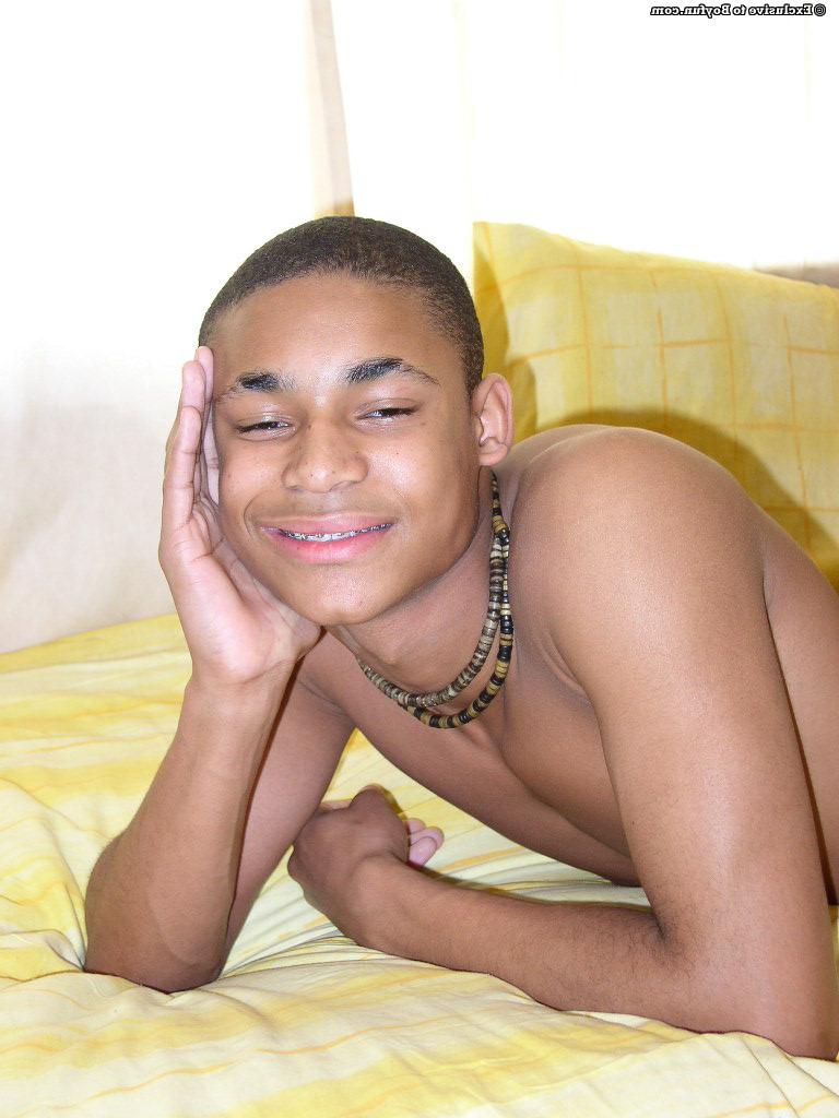 20P El flaco gay negro Andrew muestra su cuerpo y acaricia su polla peluda