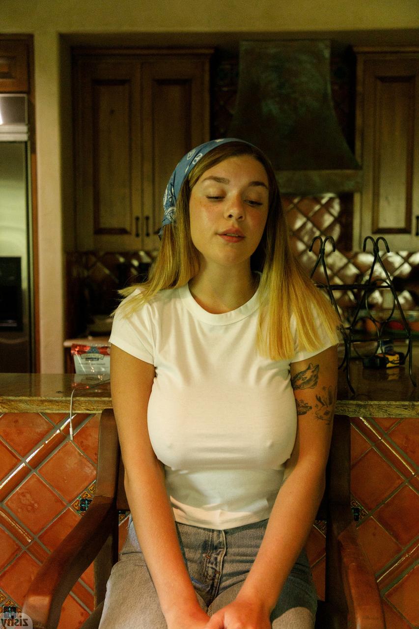 12P A linda gata amadora Gabbie Carter mostra suas tetas em público