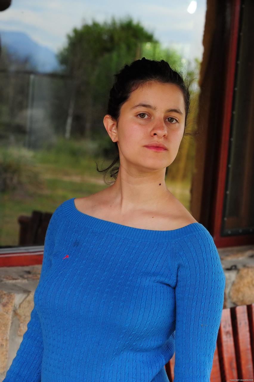 20P Sexy aluna Mia mostra suas axilas espessas, peitos grandes e esfrega sua vulva peluda