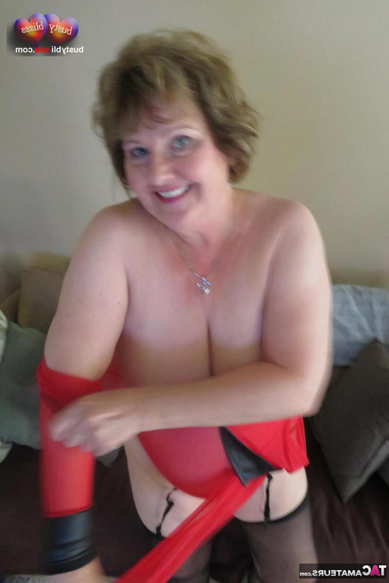 15P Busty Bliss, une femme mûre, se met totalement nue avant une pipe en POV.