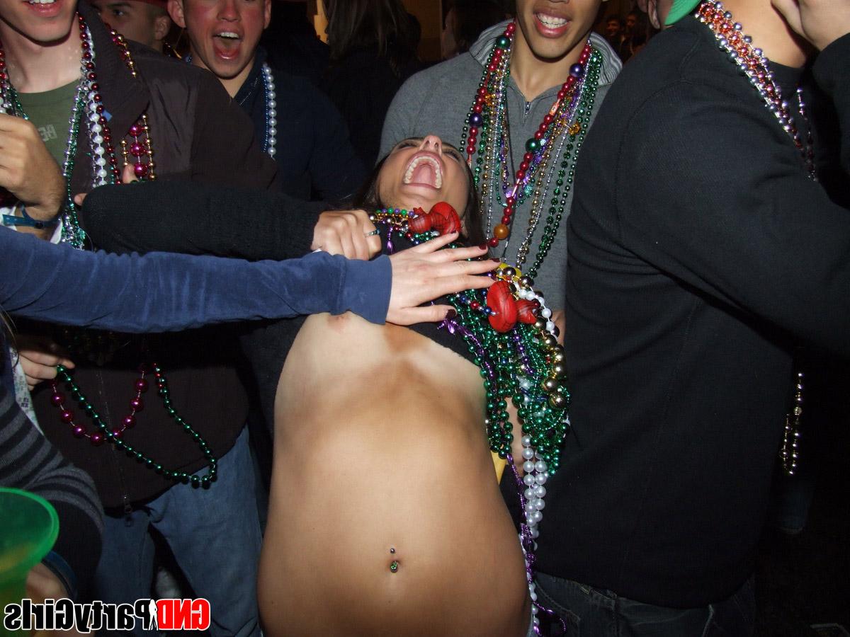 12P Chicas amateurs muestran sus pechos mientras se emborrachan en una fiesta al aire libre