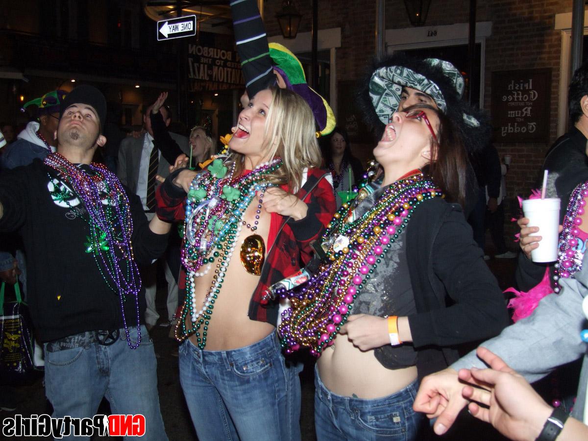 12P Chicas amateurs muestran sus pechos mientras se emborrachan en una fiesta al aire libre