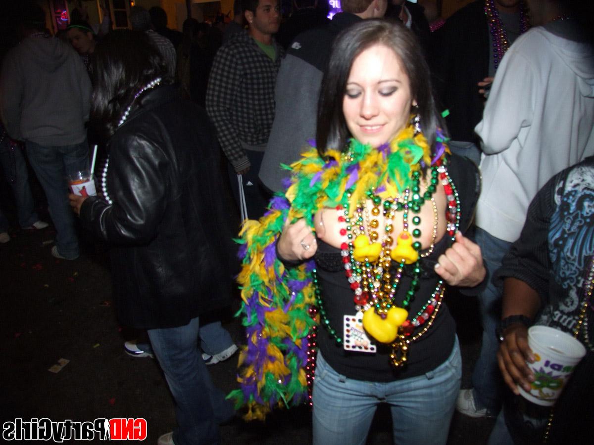12P Chicas amateurs muestran sus pechos mientras se emborrachan en una fiesta al aire libre