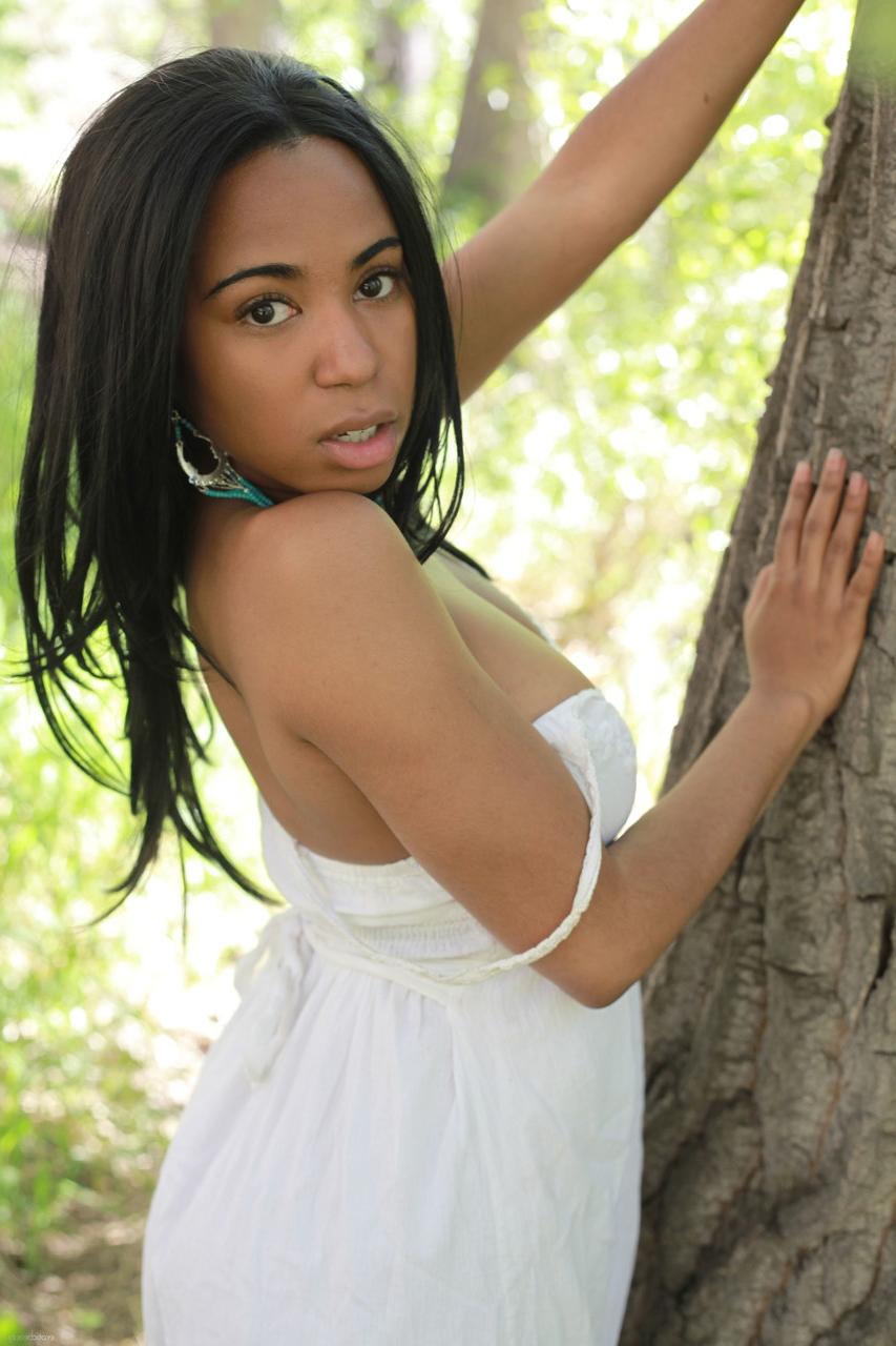20P Glamourosa adolescente de ébano Tahela tira e mostra seu grande corpo na floresta