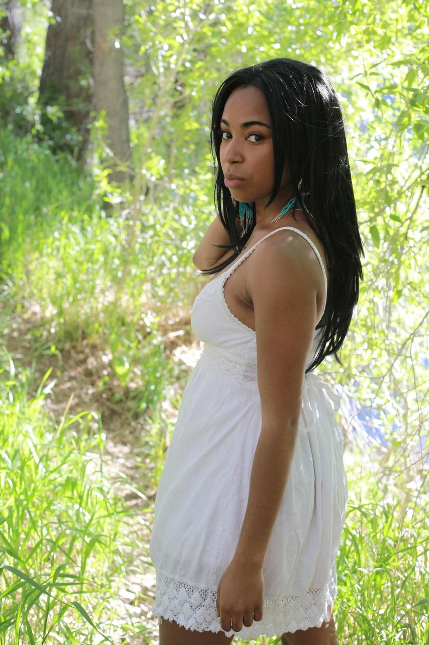 20P Glamourosa adolescente de ébano Tahela tira e mostra seu grande corpo na floresta