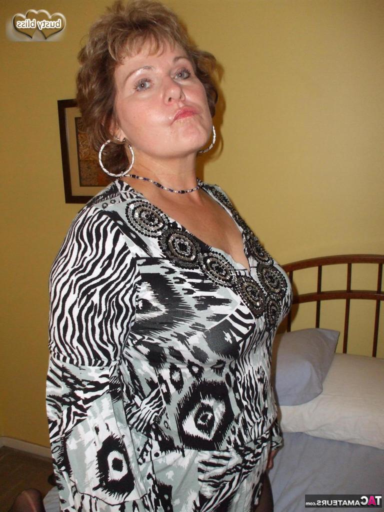 20P La sexy señora mayor Busty Bliss se desnuda para su amigo en modo POV