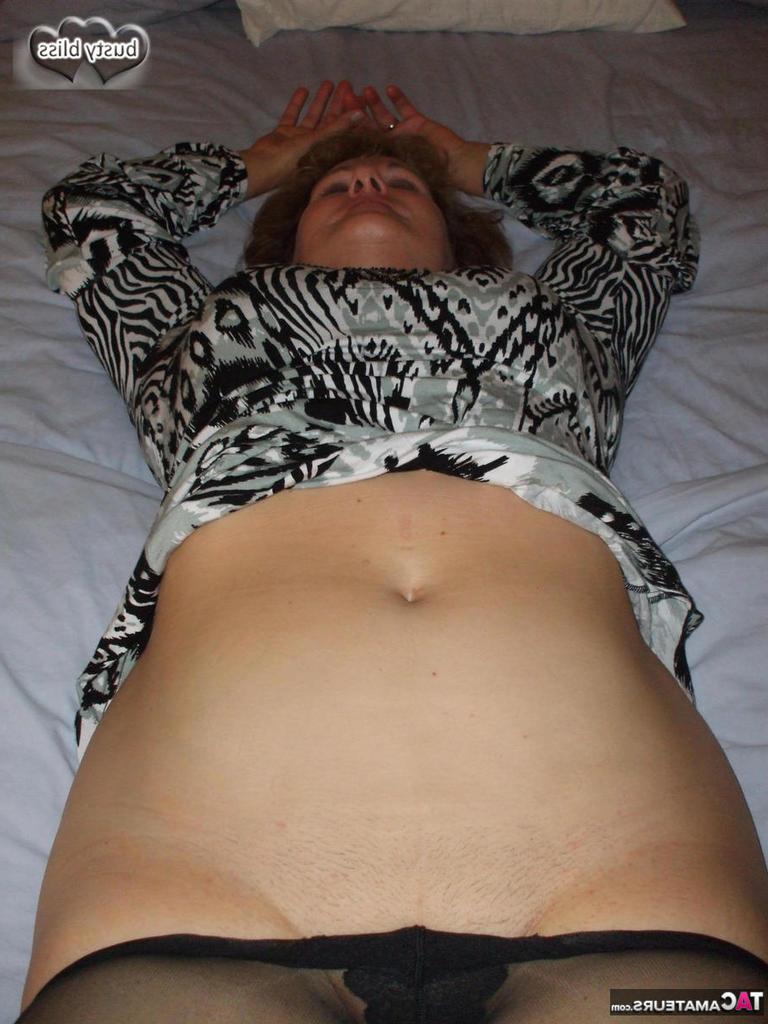 20P La sexy señora mayor Busty Bliss se desnuda para su amigo en modo POV
