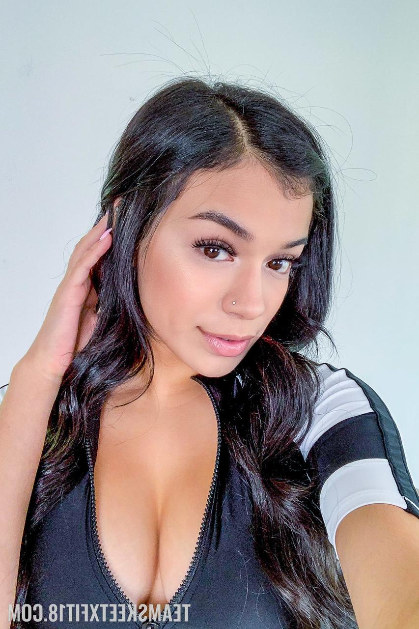 20P A adolescente de cabelos negros Savannah Sixx tira suas roupas esportivas e mostra seus peitos grandes