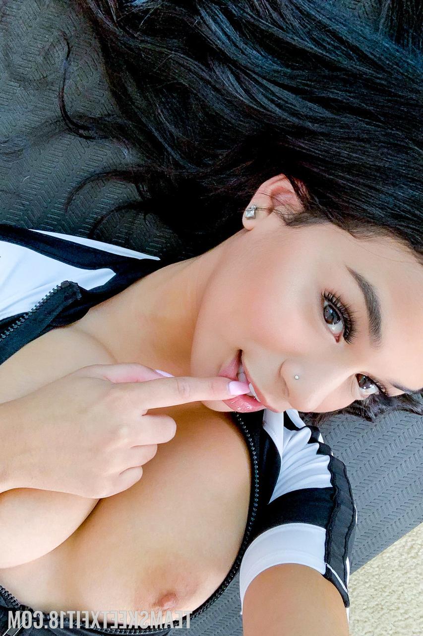 20P A adolescente de cabelos negros Savannah Sixx tira suas roupas esportivas e mostra seus peitos grandes