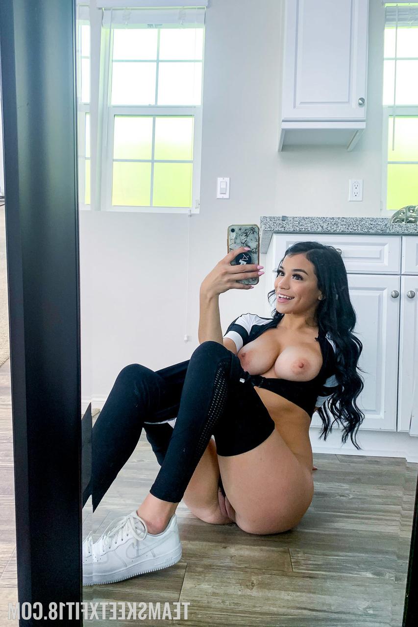 20P A adolescente de cabelos negros Savannah Sixx tira suas roupas esportivas e mostra seus peitos grandes