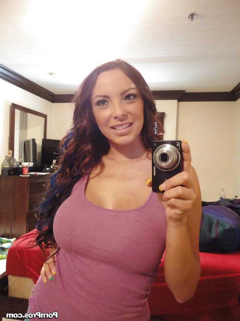 16P Sexy babe amador Danni Cole tiras e espalha os lábios de sua buceta