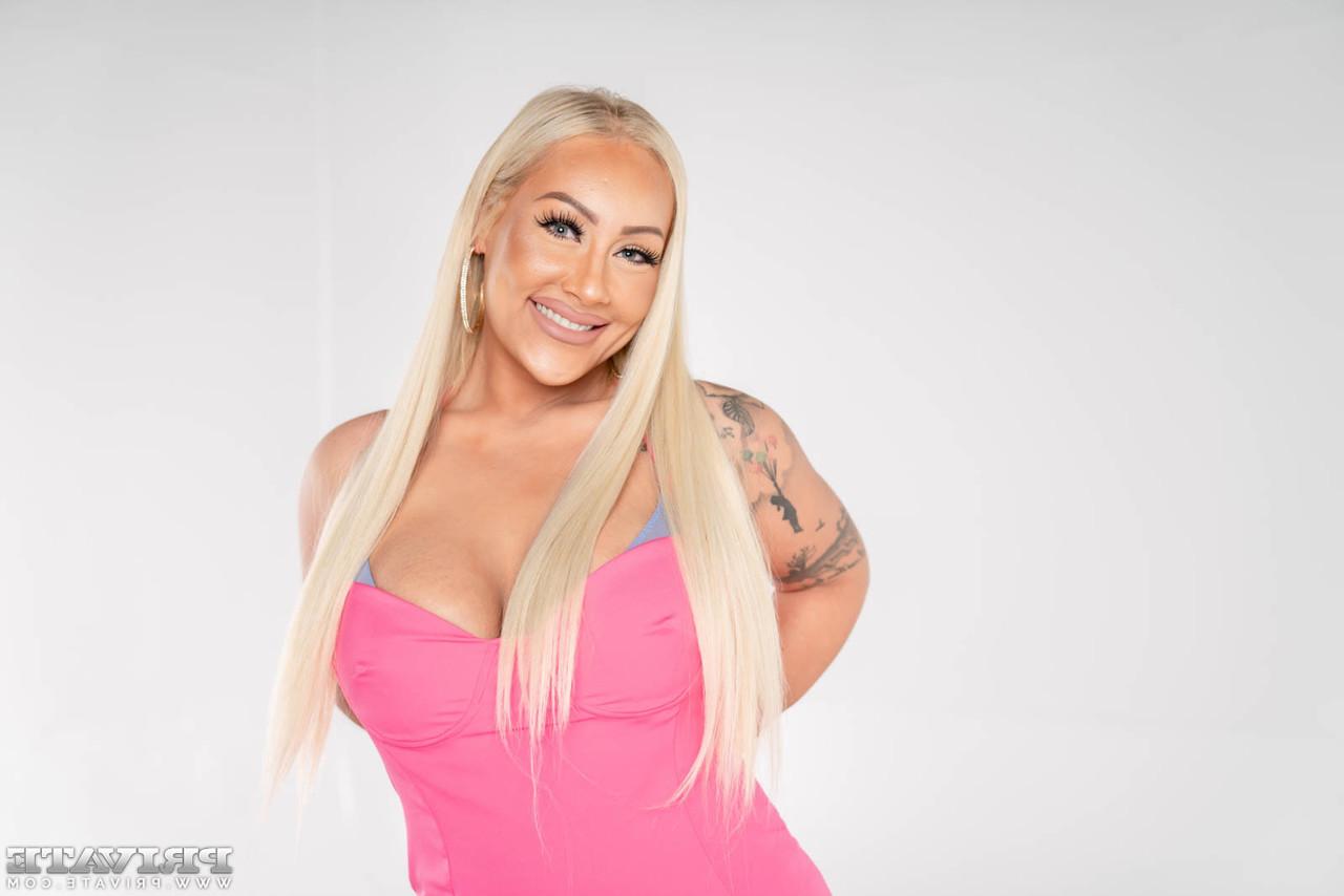 12P La blonde épaisse Jess Nova a des relations sexuelles avec son ami photographe