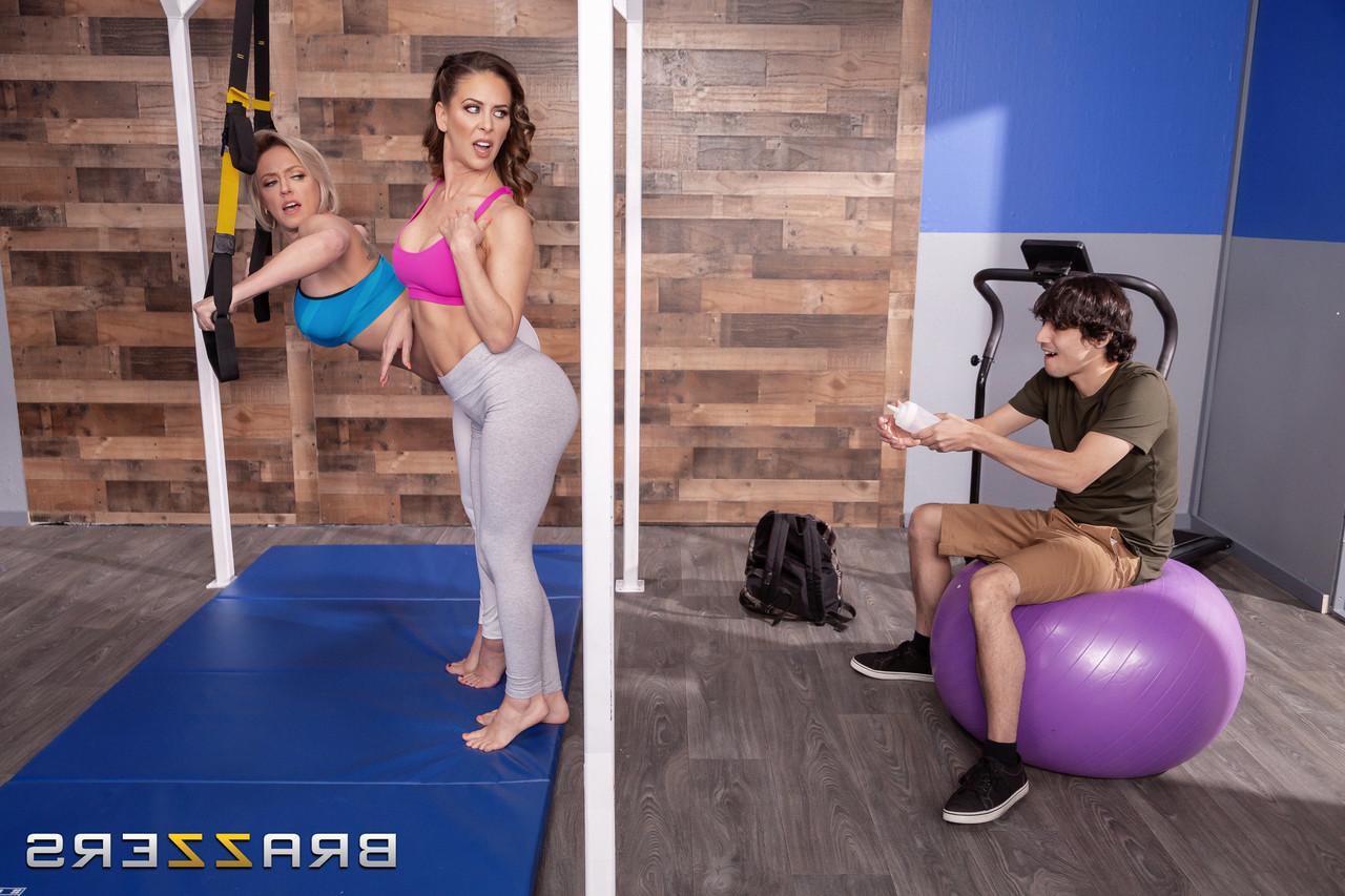 20P La MILF Cherie Deville chevauche une jeune bite bien raide lors d'une séance d'entraînement torride.