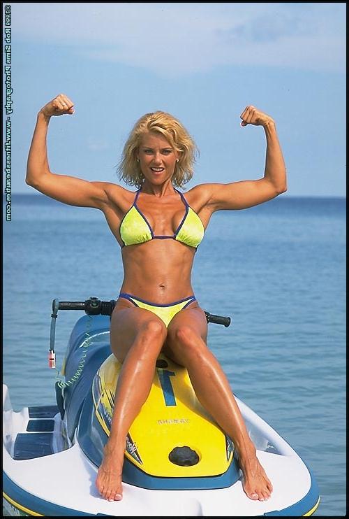 15P La modelo rubia de fitness Stephanie Metzdorf se flexiona en bikini en una moto acuática