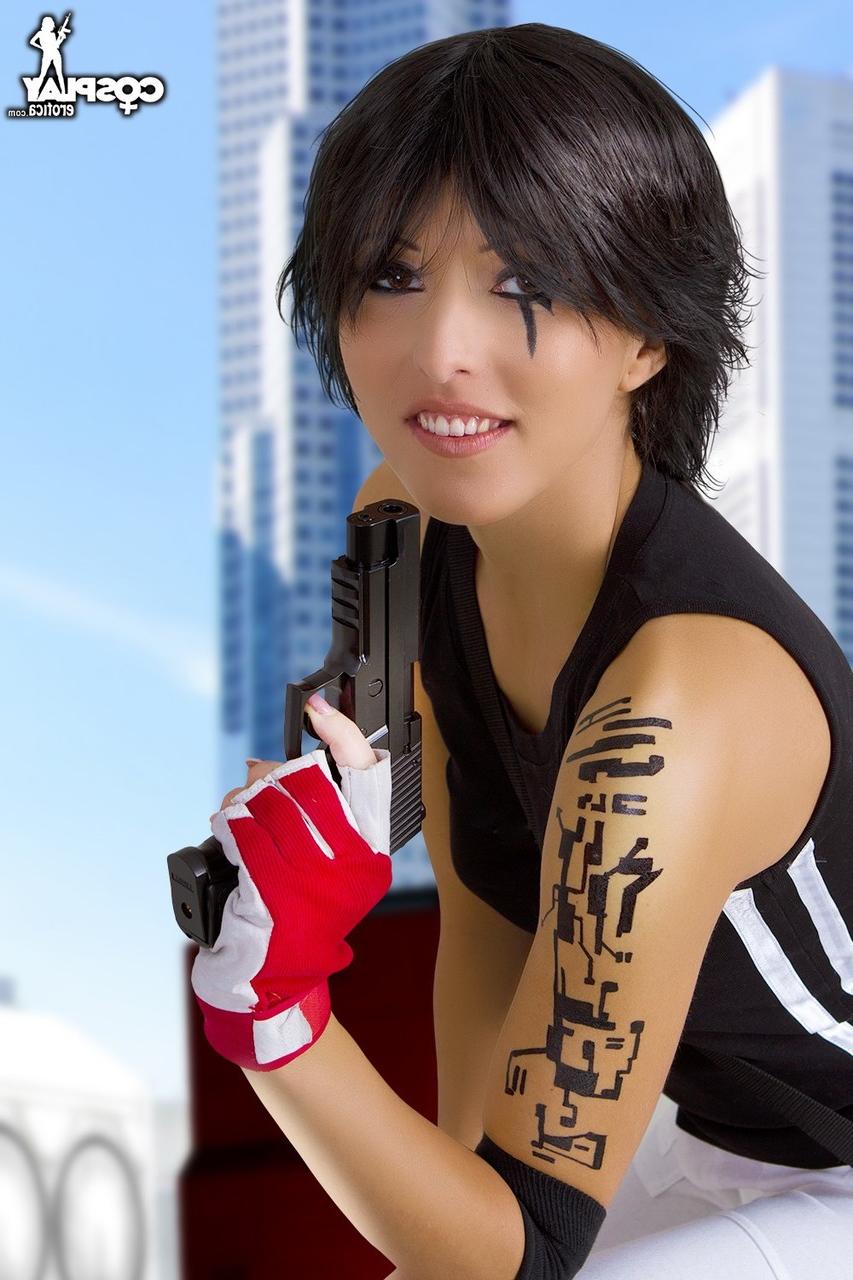 12P Sexy Brünette verliert ihre frechen kleinen Titten aus Cosplay-Kleidung