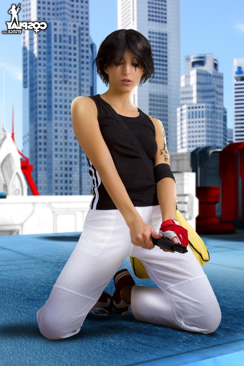 12P Sexy Brünette verliert ihre frechen kleinen Titten aus Cosplay-Kleidung
