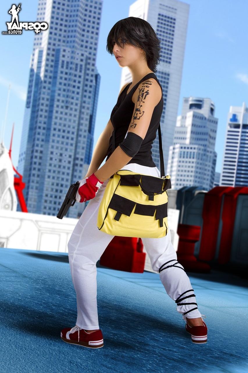 12P Sexy Brünette verliert ihre frechen kleinen Titten aus Cosplay-Kleidung