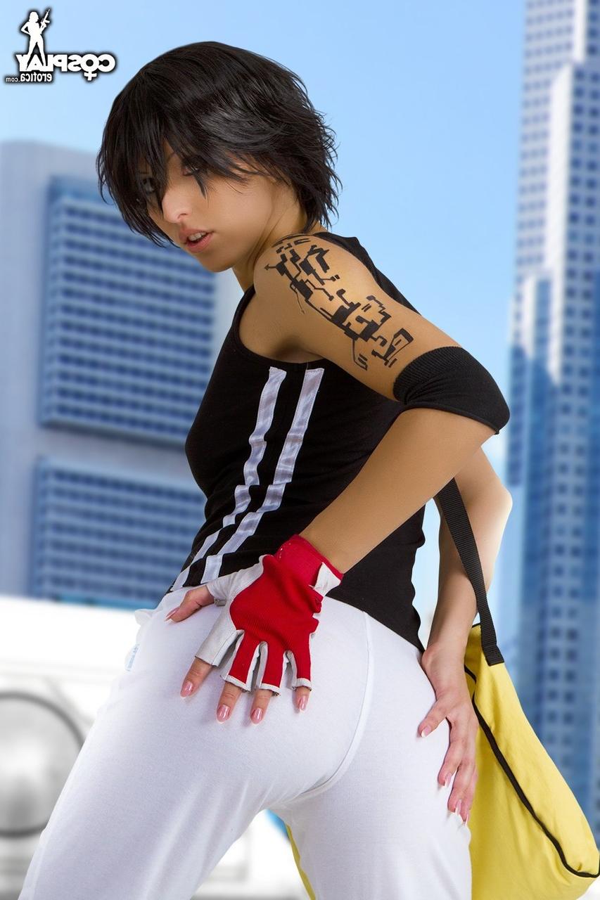 12P Sexy Brünette verliert ihre frechen kleinen Titten aus Cosplay-Kleidung