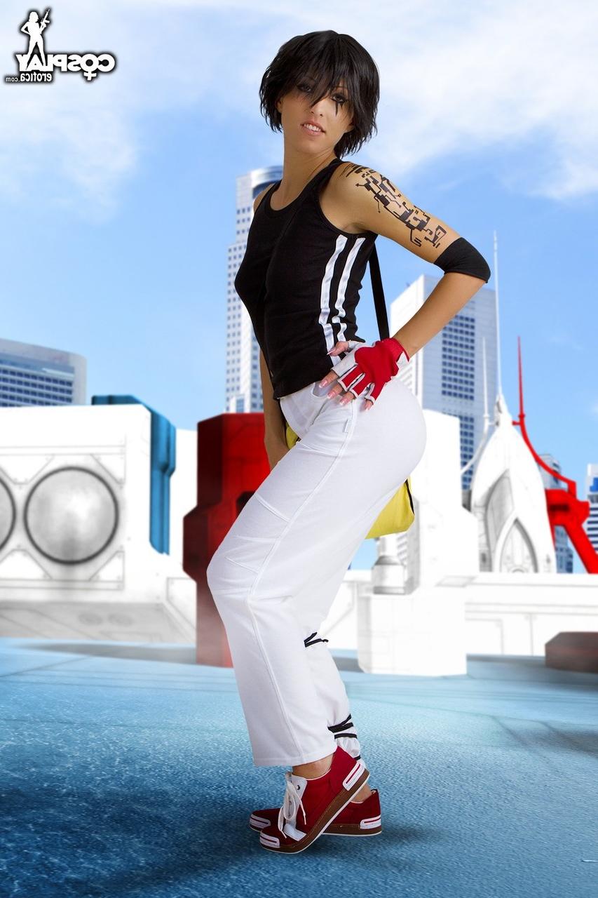 12P Sexy Brünette verliert ihre frechen kleinen Titten aus Cosplay-Kleidung