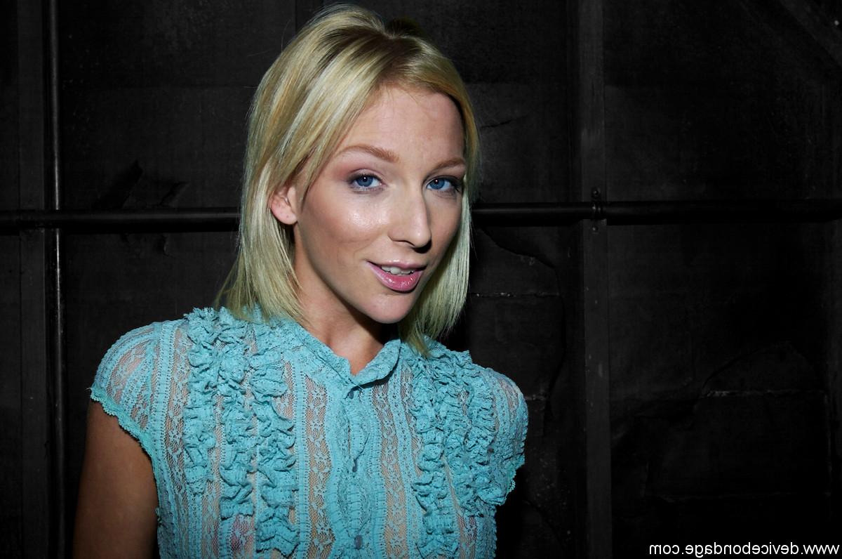 20P Loira platinada MILF Kelly Wells mostra seus peitos e espólio apertado na calcinha