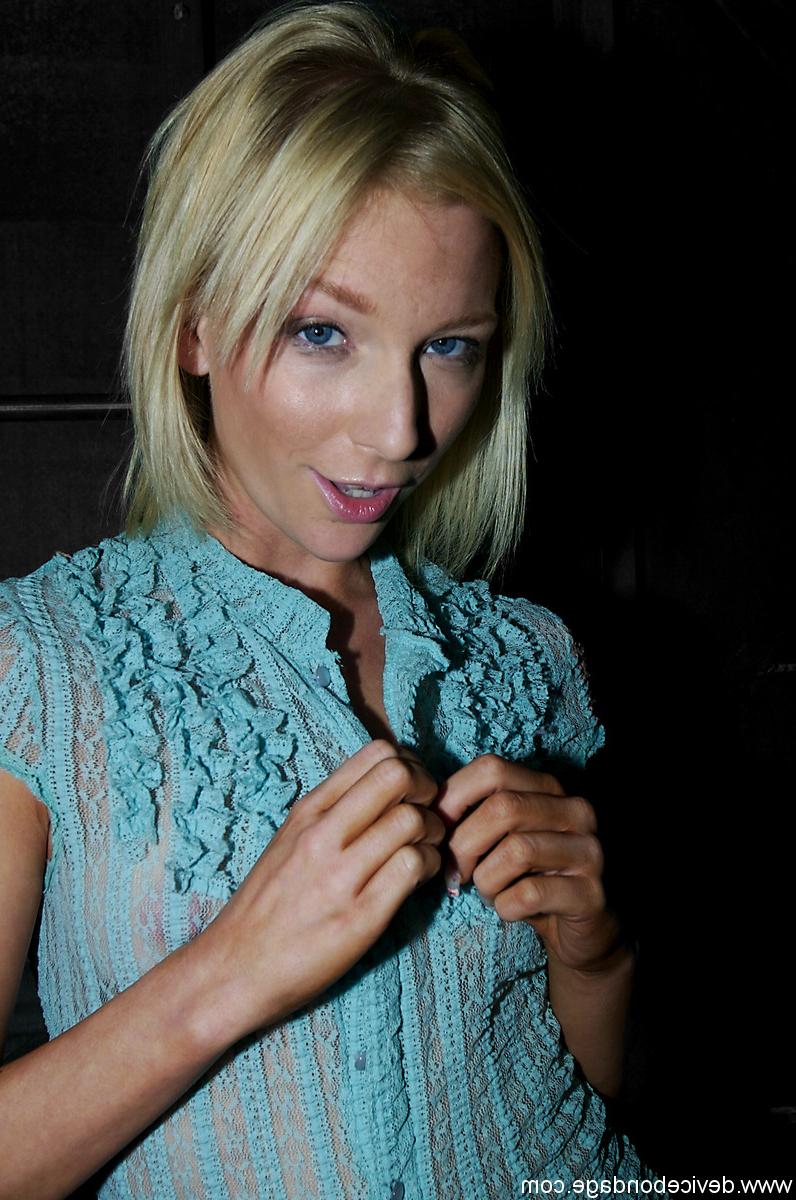 20P Loira platinada MILF Kelly Wells mostra seus peitos e espólio apertado na calcinha