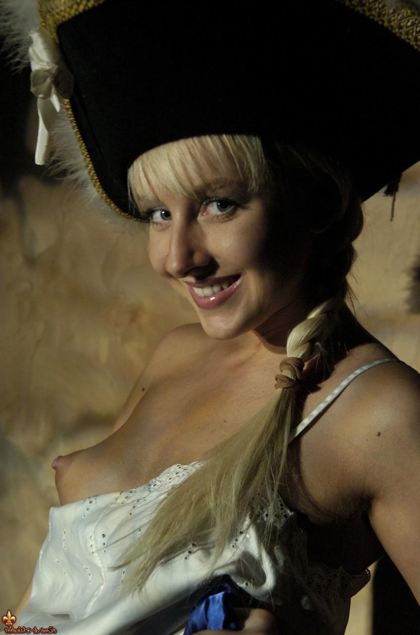 16P Das blonde Mädchen Lucy Nova befreit ihre festen Titten und ihr Höschen von der Piratenkleidung