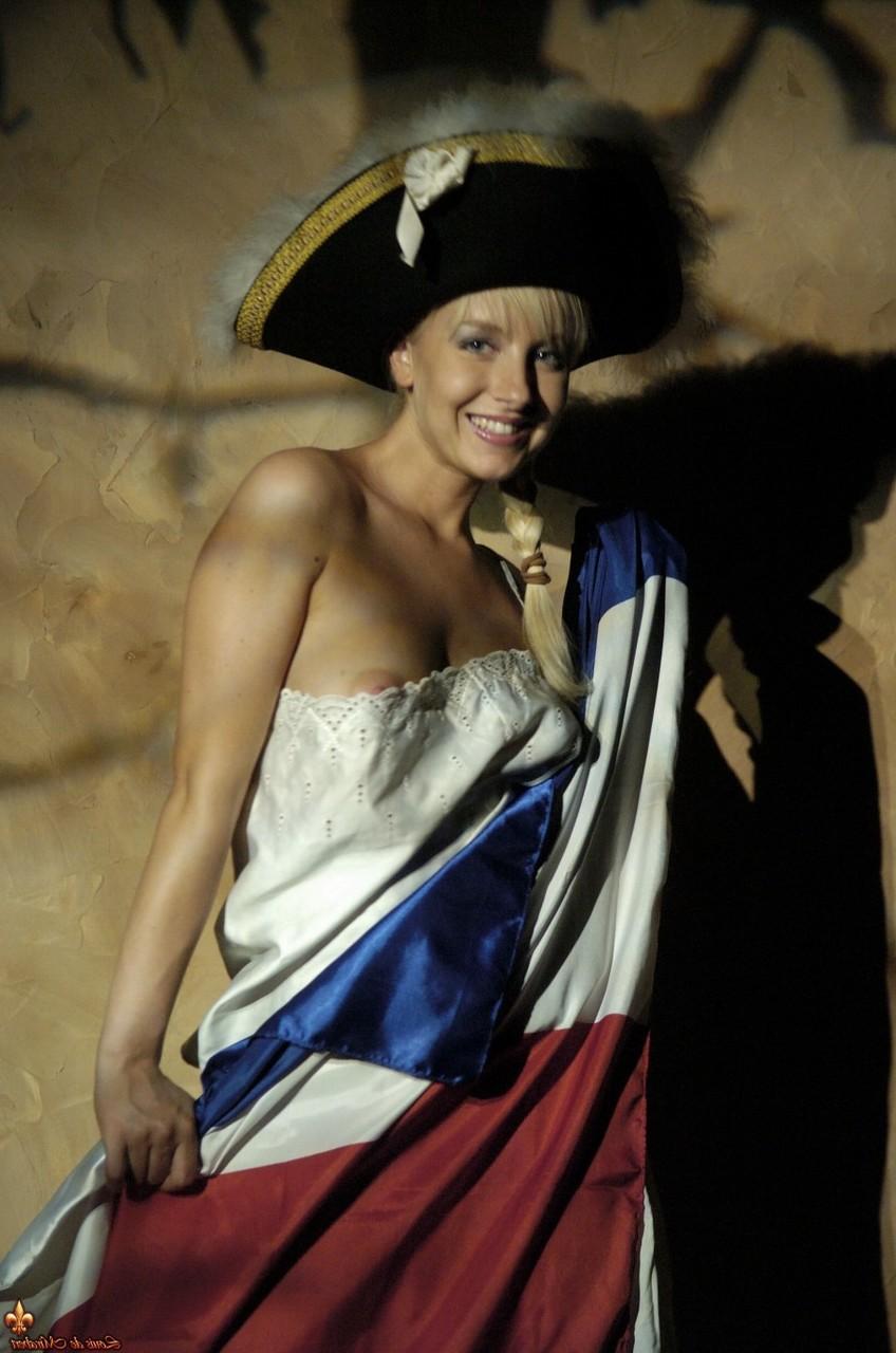 16P Das blonde Mädchen Lucy Nova befreit ihre festen Titten und ihr Höschen von der Piratenkleidung