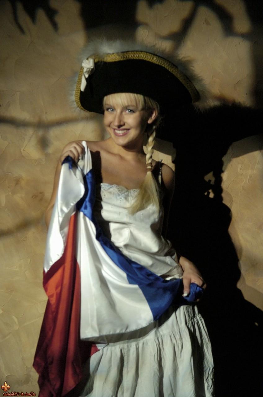 16P Das blonde Mädchen Lucy Nova befreit ihre festen Titten und ihr Höschen von der Piratenkleidung