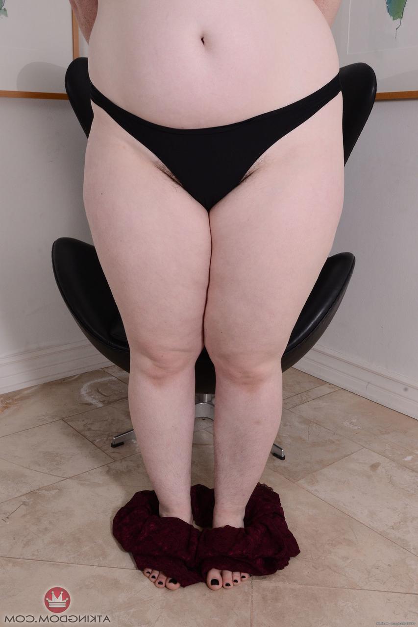20P Brincalhão amador BBW Cece Lachey mostra seus buracos peludos e bunda monstro
