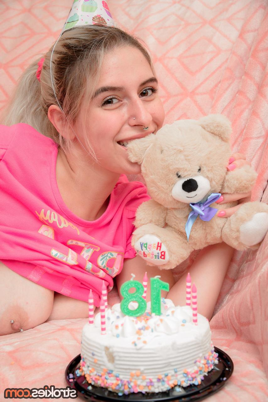 20P Das süße Geburtstagskind Chloe Kreams zieht sich aus, zeigt ihren großen Hintern und gibt einen Handjob