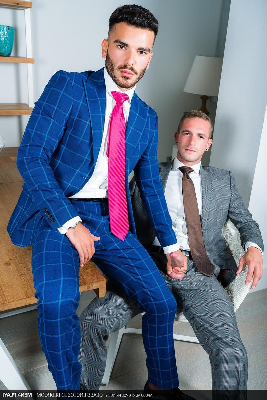 20P Estudantes gays excitados Apolo Adri e Pol Prince transam de terno depois do trabalho