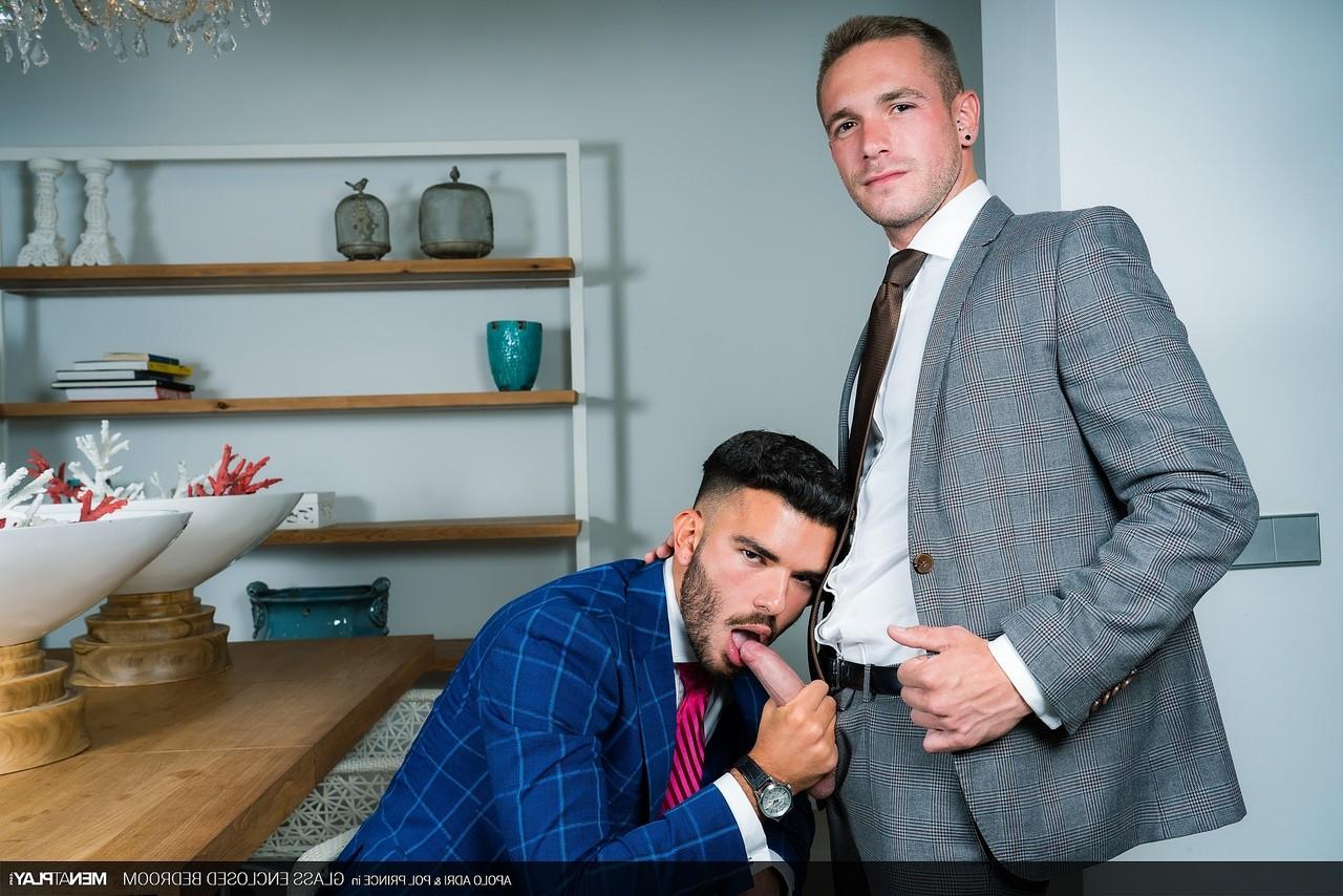 20P Estudantes gays excitados Apolo Adri e Pol Prince transam de terno depois do trabalho