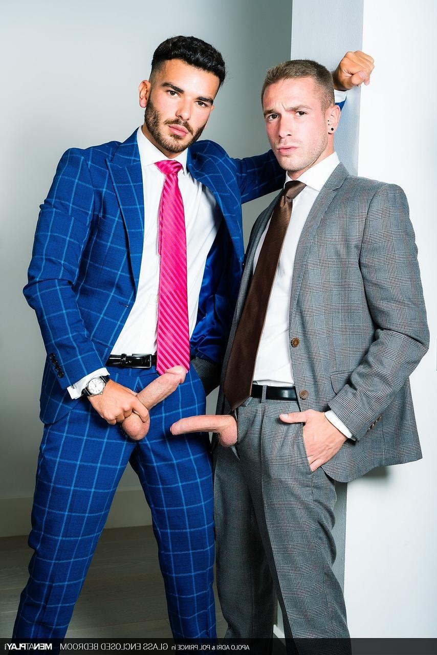 20P Estudantes gays excitados Apolo Adri e Pol Prince transam de terno depois do trabalho