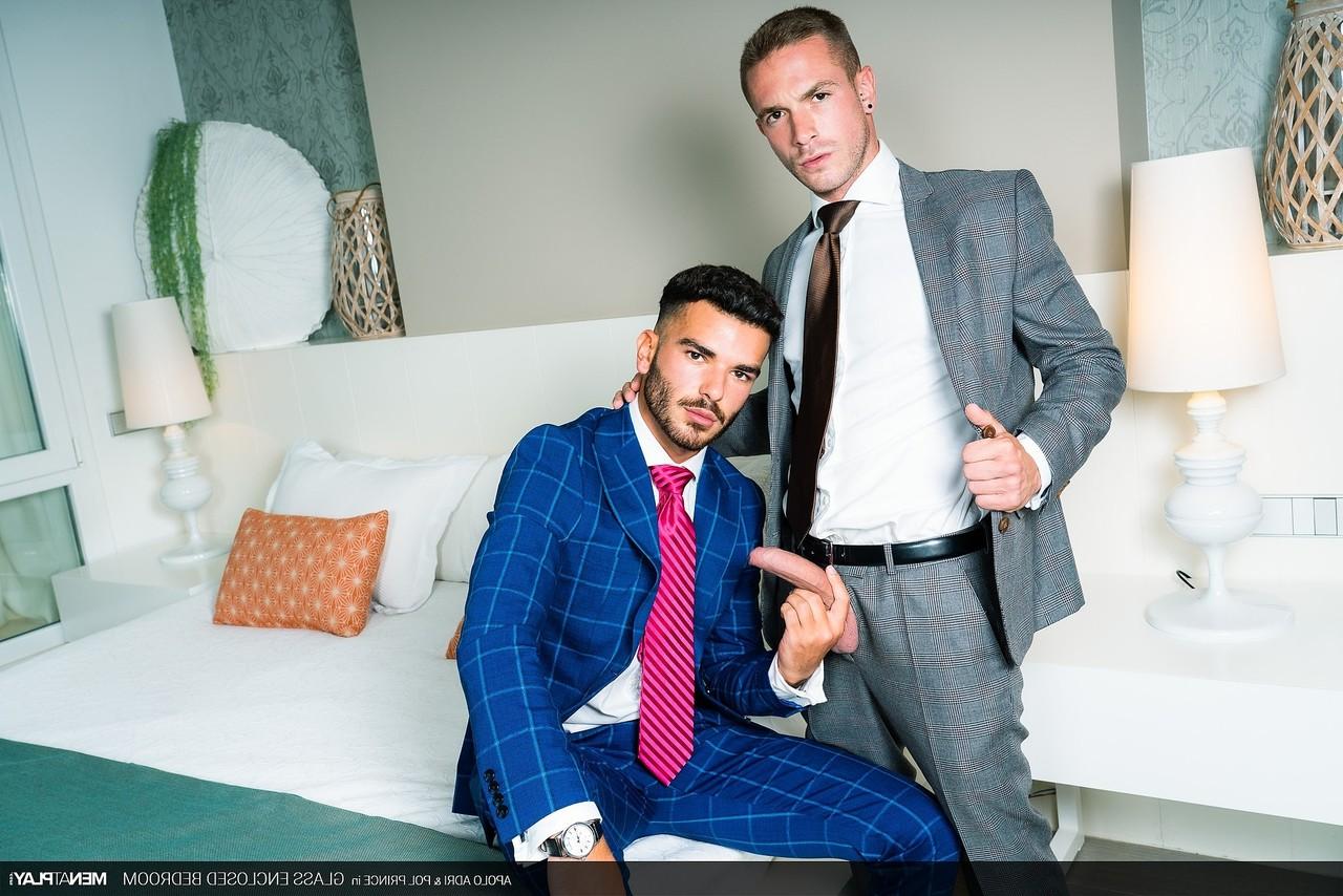 20P Estudantes gays excitados Apolo Adri e Pol Prince transam de terno depois do trabalho