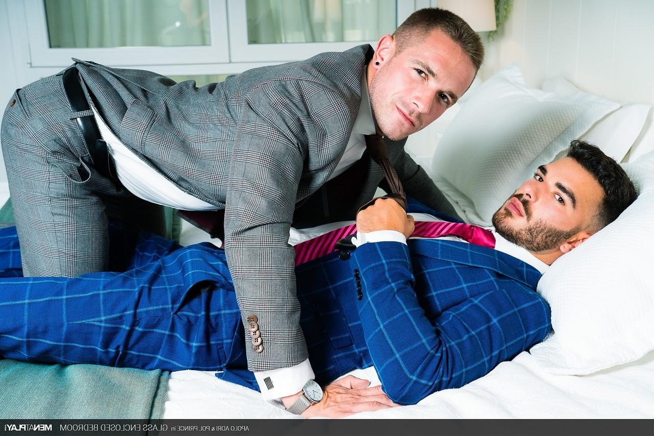 20P Estudantes gays excitados Apolo Adri e Pol Prince transam de terno depois do trabalho