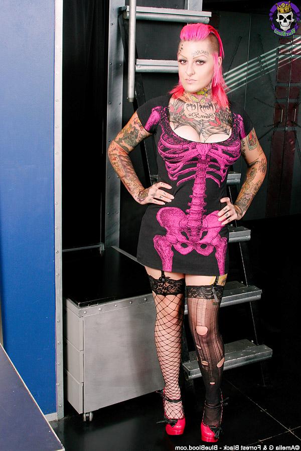 15P Die tätowierte Punkerin Miss Monster zieht sich bei Solo-Action völlig nackt aus