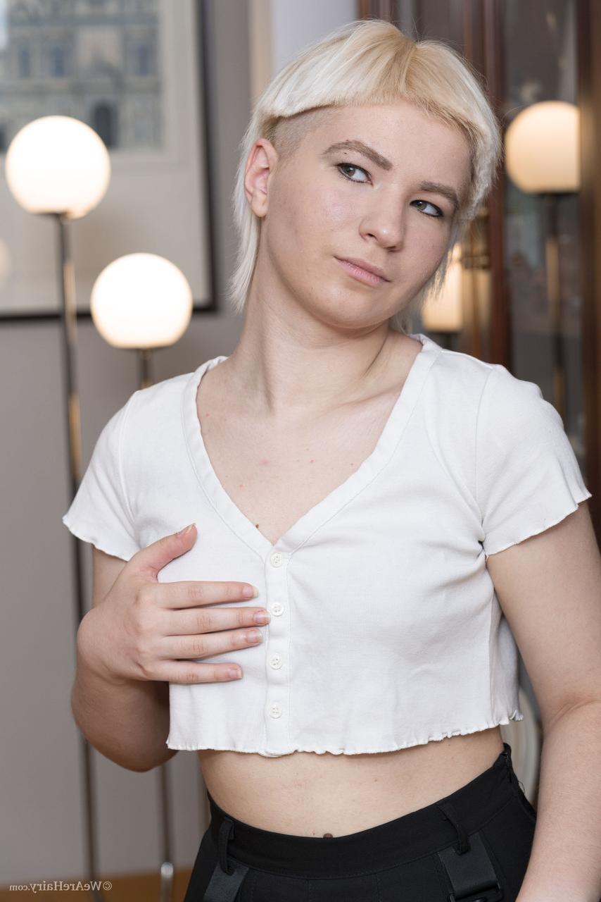 20P Rubia amateur eva springs muestra sus tetas, su coño y su ano peludos