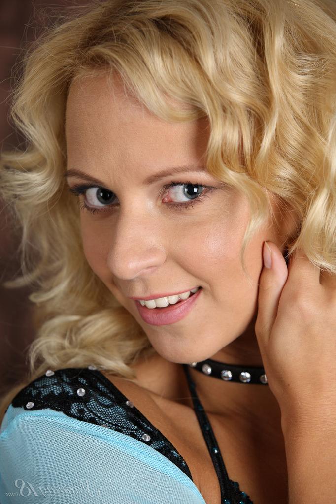 16P Die sexy Blondine Hilary G zieht sich alleine aus, während sie ein Halsband trägt