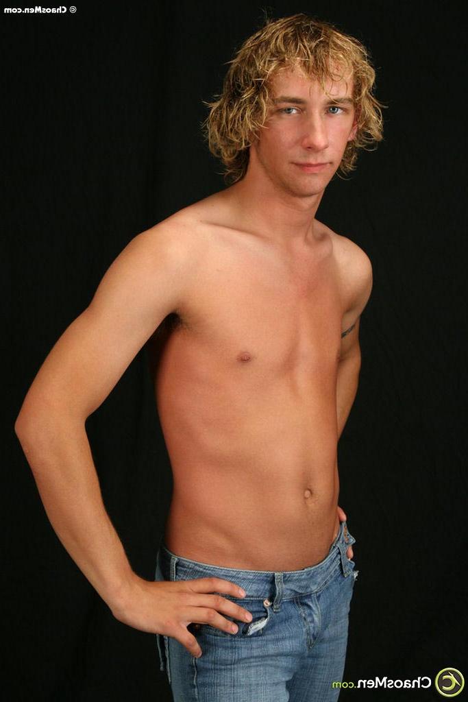 20P O lindo loiro gay Josh Messick agarra sua grande vara e acaricia-a