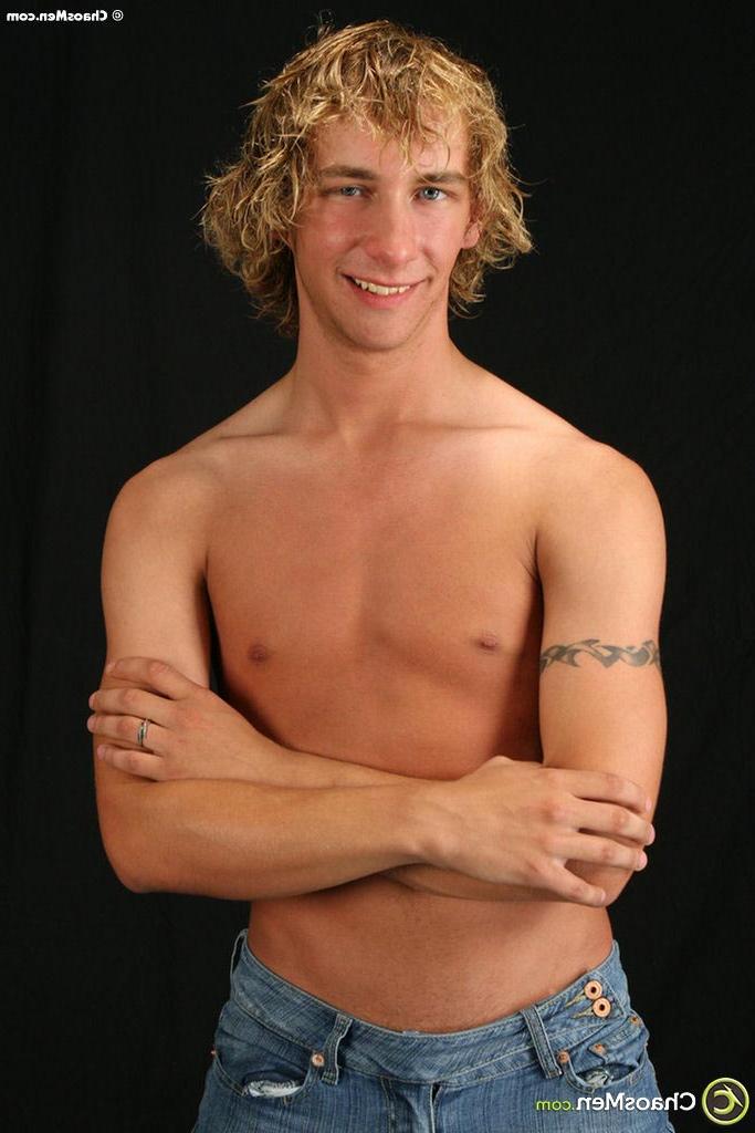 20P O lindo loiro gay Josh Messick agarra sua grande vara e acaricia-a