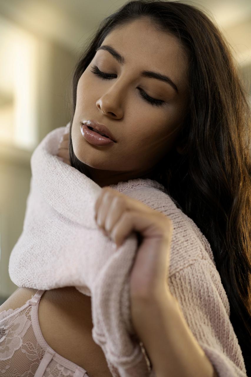 20P A linda adolescente Gianna Dior revela seus peitos gostosos, bunda bonita e boceta espessa