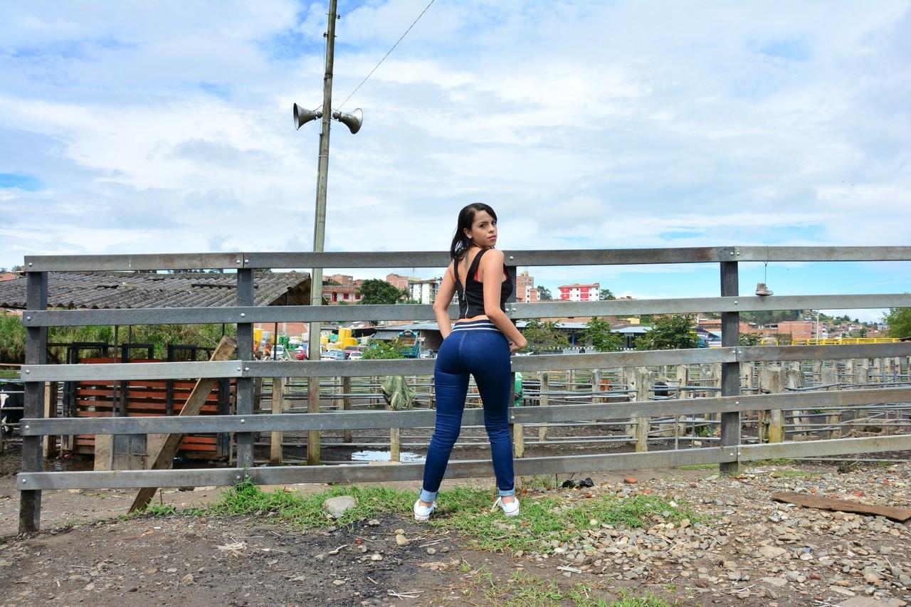 17P Colombian cutie with big ass flaunts bubble butt in tight jeans outdoors