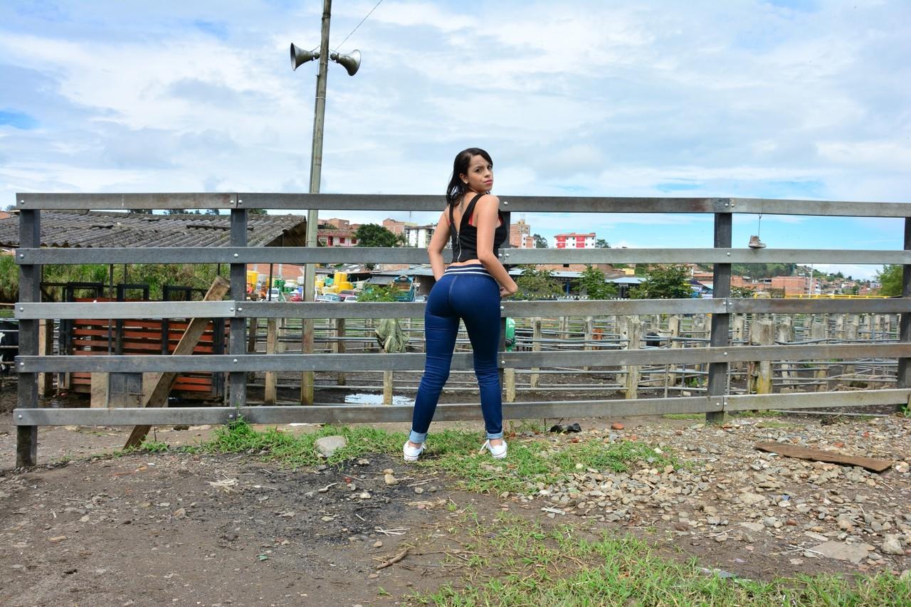 17P Colombian cutie with big ass flaunts bubble butt in tight jeans outdoors
