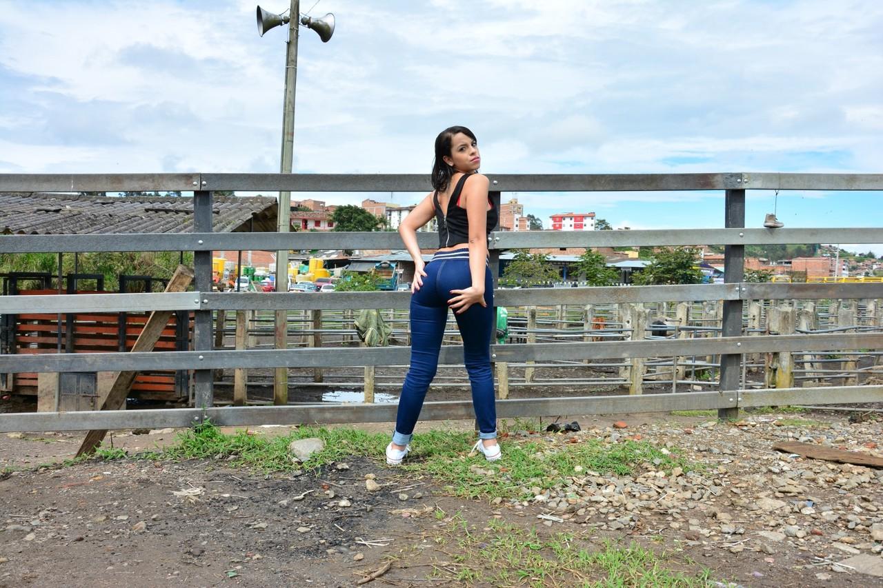 17P Colombian cutie with big ass flaunts bubble butt in tight jeans outdoors