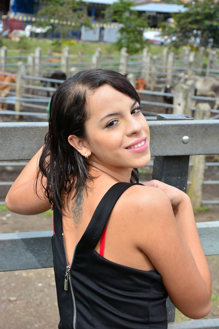 17P Colombian cutie with big ass flaunts bubble butt in tight jeans outdoors