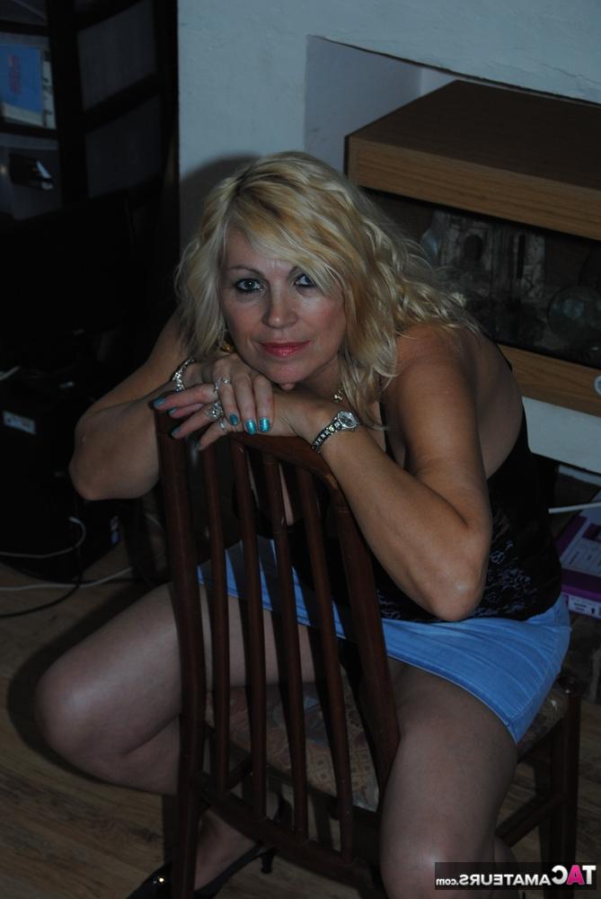 20P Rubia platino amateur mayor expone sus bragas durante la acción bajo la falda