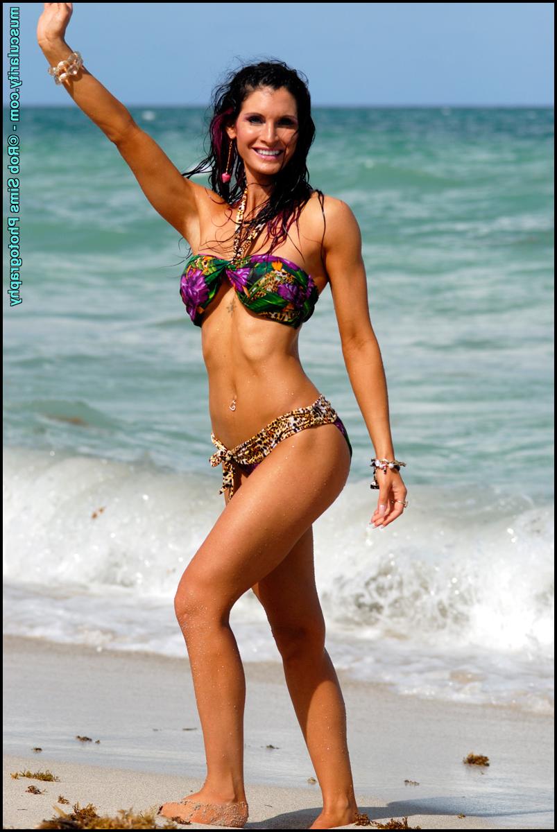 15P La sexy modelo de fitness Jennifer Lambert Foster posa en bikini en la playa