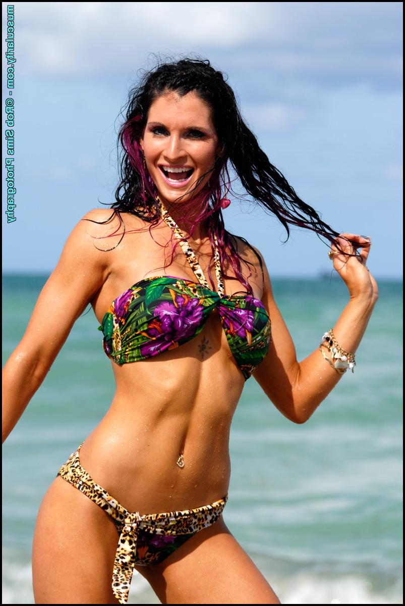 15P La sexy modelo de fitness Jennifer Lambert Foster posa en bikini en la playa