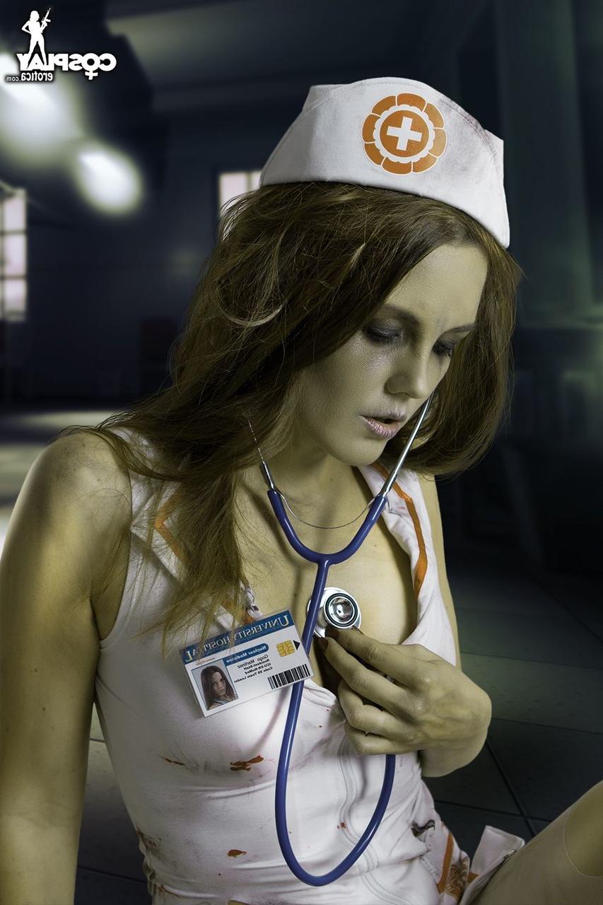 12P Fille solo expose ses seins fermes tout en portant des vêtements de cosplay