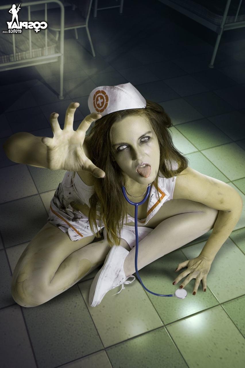 12P Fille solo expose ses seins fermes tout en portant des vêtements de cosplay